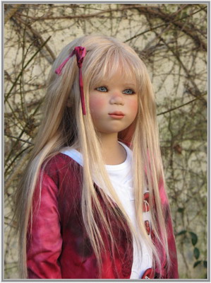 Ilsa mit blonder Perücke