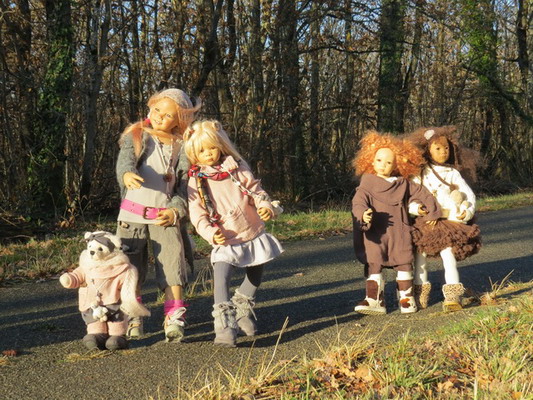 Himstedt Kinder dressed in outfits by Marjolein