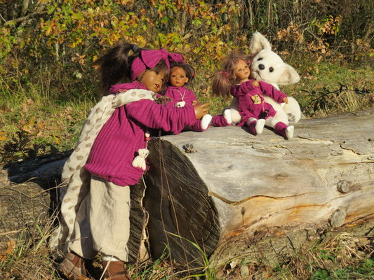 Himstedt Kinder dressed in outfits by Marjolein